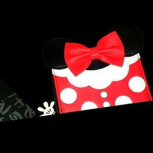 LOUNGEFLY MINNIE MOUSE ZIP AROUND WALLET NWT.